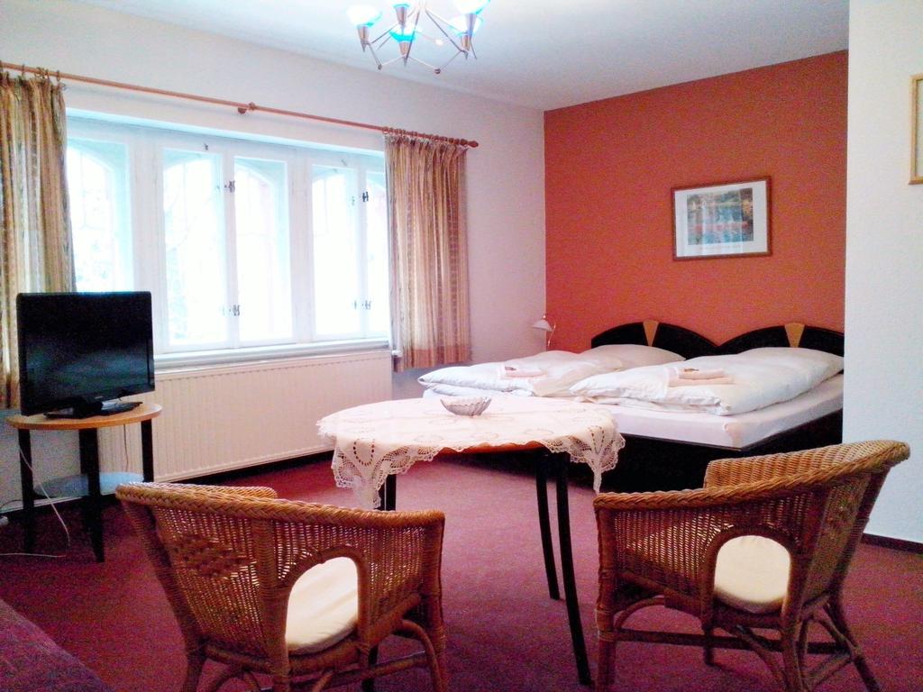 Pension & Gastehaus Villa Kuhn Zeitz Quarto foto